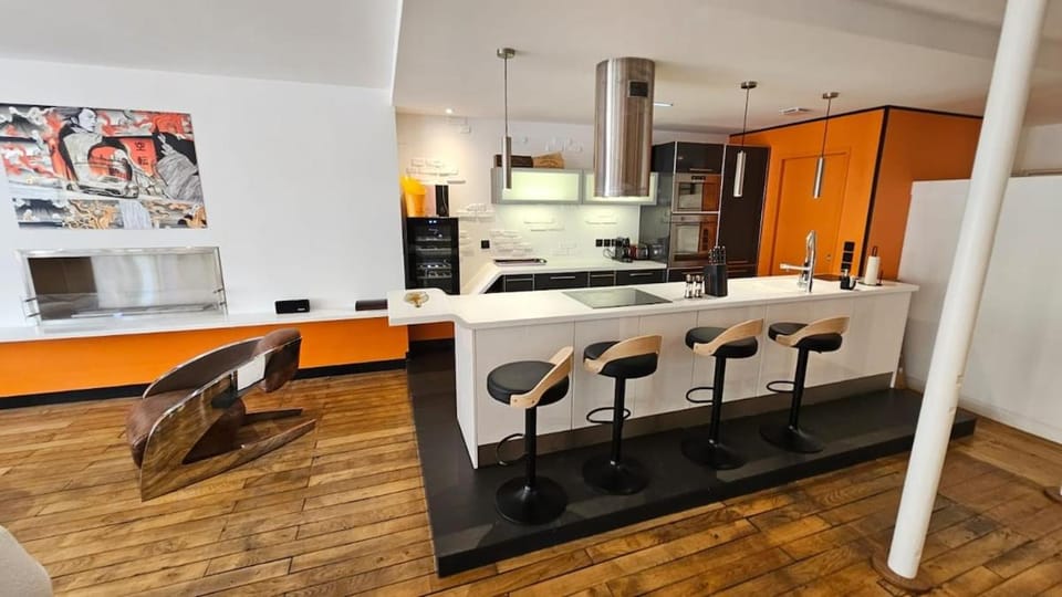 Kitchen or kitchenette, Dining area, minibar, oven, stove