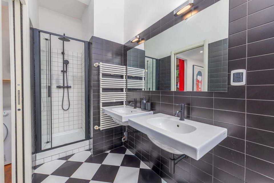 Parking, 2 min to Metro, 8 min to RHO Fiera, Air Conditioning Apartment in Milan