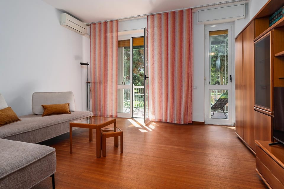TV and multimedia, Living room, Seating area, Evening entertainment, air conditioner