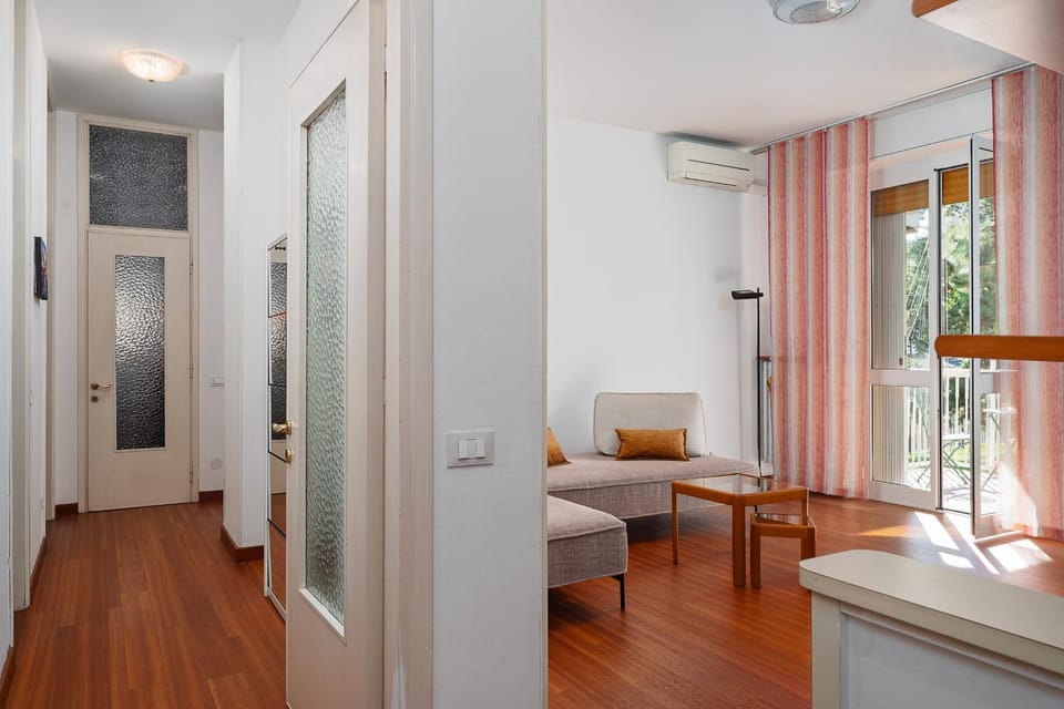 Living room, Photo of the whole room, Seating area, internet, air conditioner