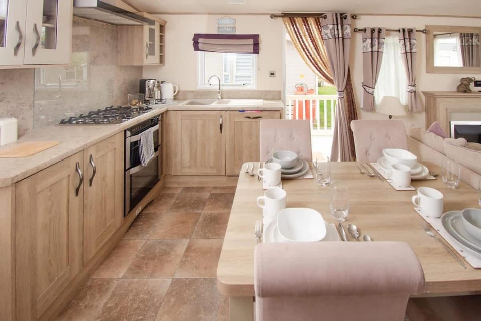 By The Sea Beach Swimming Pool House in Dymchurch