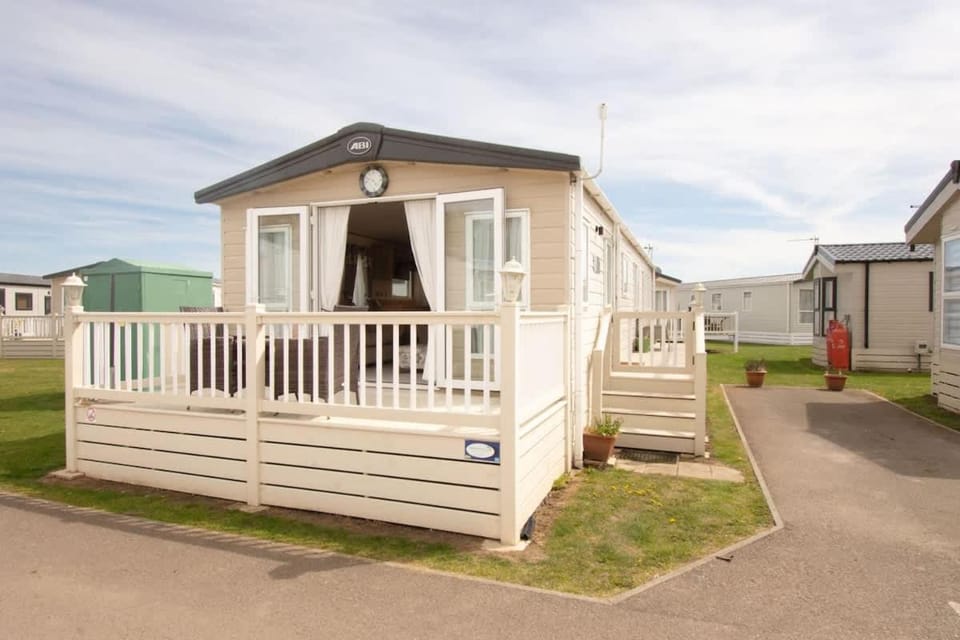 By The Sea Beach Swimming Pool House in Dymchurch