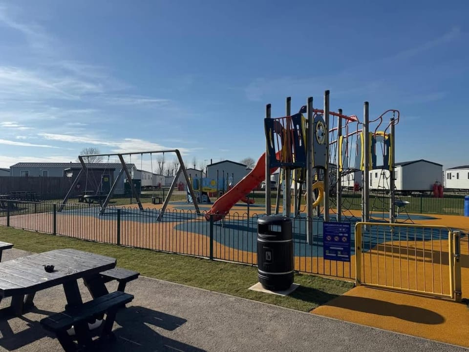 By The Sea Beach Swimming Pool House in Dymchurch