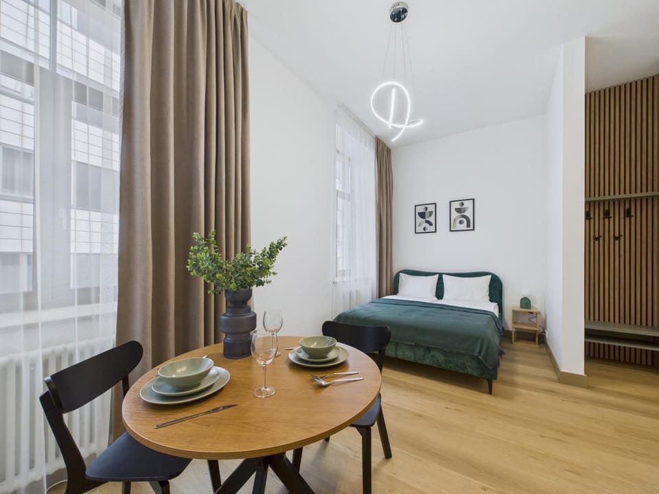 Bed, Photo of the whole room, Dining area, Bedroom