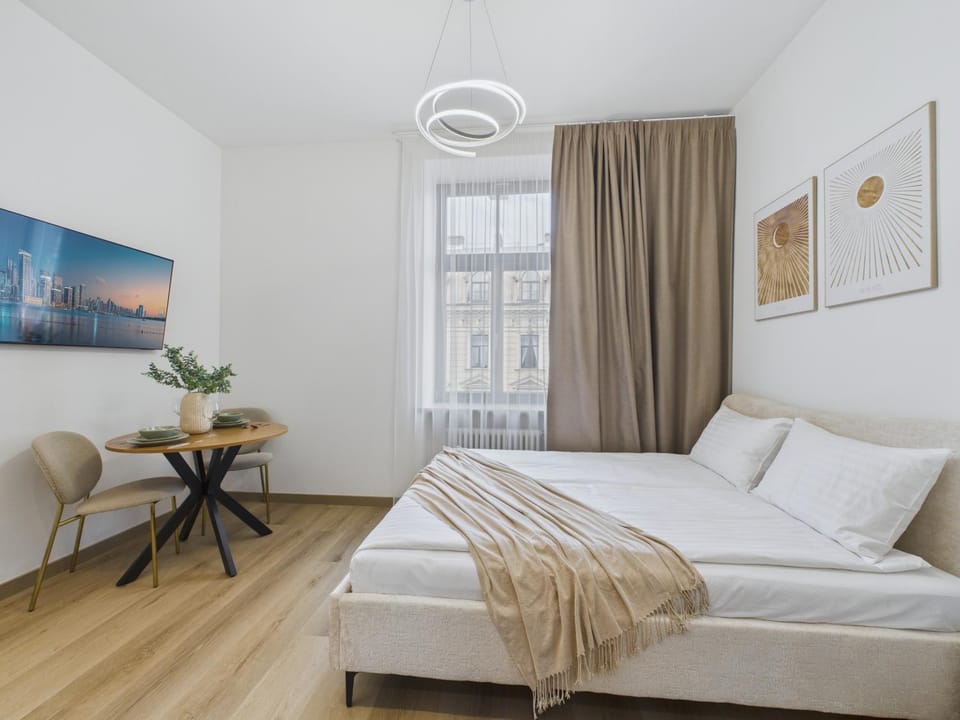 Bed, TV and multimedia, Photo of the whole room, Bedroom