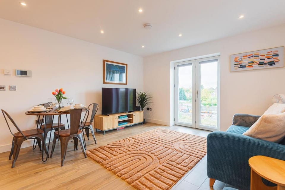2 Bedroom Apartment - Parking - Walk to Town Apartment in Shrewsbury
