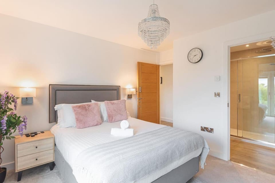 2 Bedroom Apartment - Parking - Walk to Town Apartment in Shrewsbury
