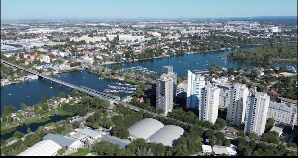 DanubeLoft, Panoramic Skyview, Metro, VIC Apartment in Vienna