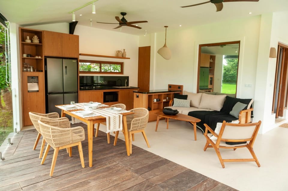 Kitchen or kitchenette, Living room, Seating area, Dining area, oven, pet friendly, kitchen