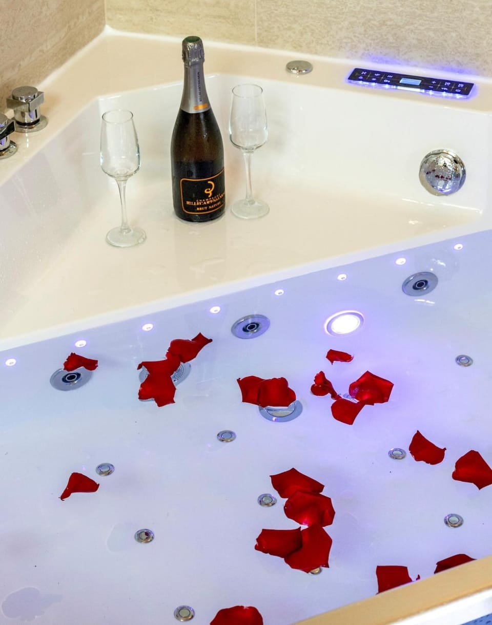 Bathroom, Drinks, Bath