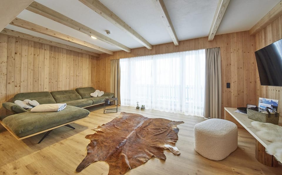 Communal lounge/ TV room, Living room, Seating area