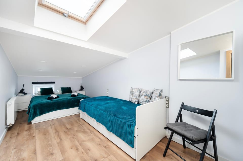 Bed, Living room, Photo of the whole room, Seating area, Bedroom