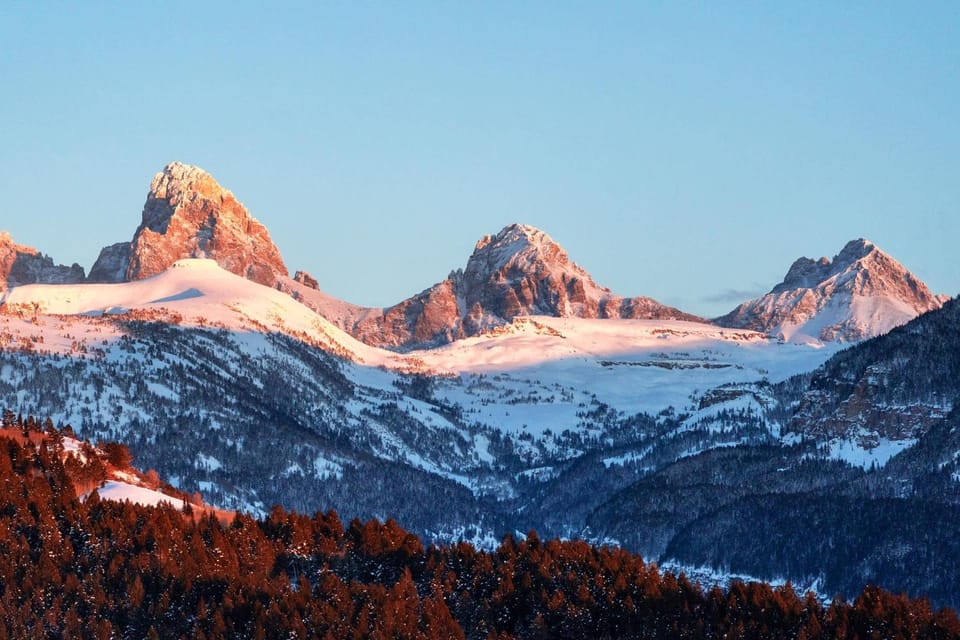 Basecamp Stays: Upscale Getaway Shuttle Hot Tubs House in Wyoming