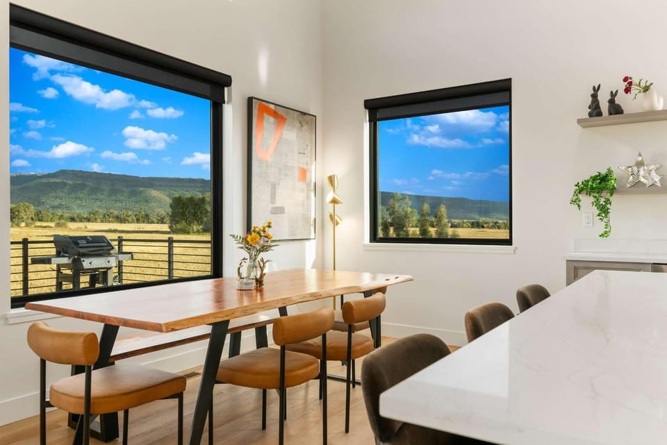 Basecamp Stays: Teton Views Huge Deck Stargazing House in Idaho