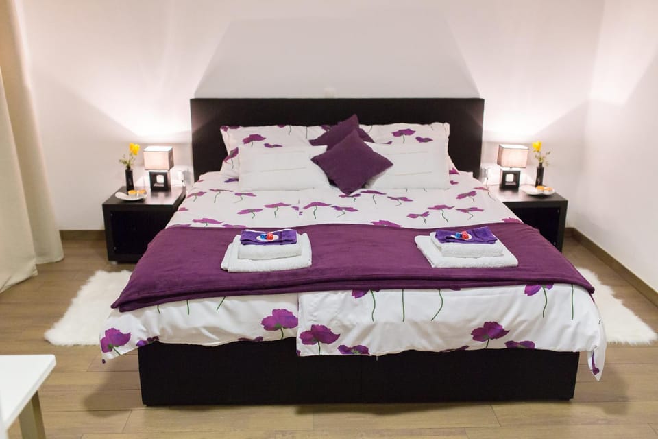 Communal lounge/ TV room, Bed, Day, Night, On site, Family