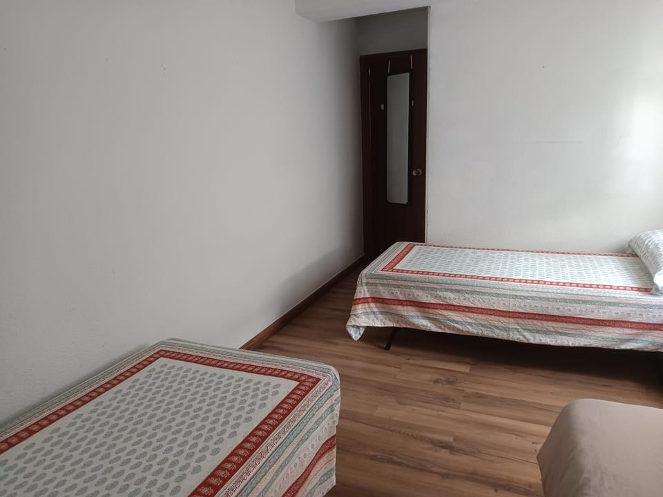 Acogedora habitación privada en piso familiar con baño compartido Bed and Breakfast in Salamanca