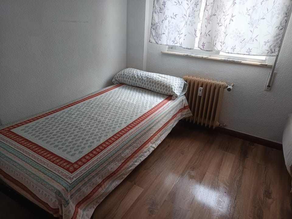 Acogedora habitación privada en piso familiar con baño compartido Bed and Breakfast in Salamanca