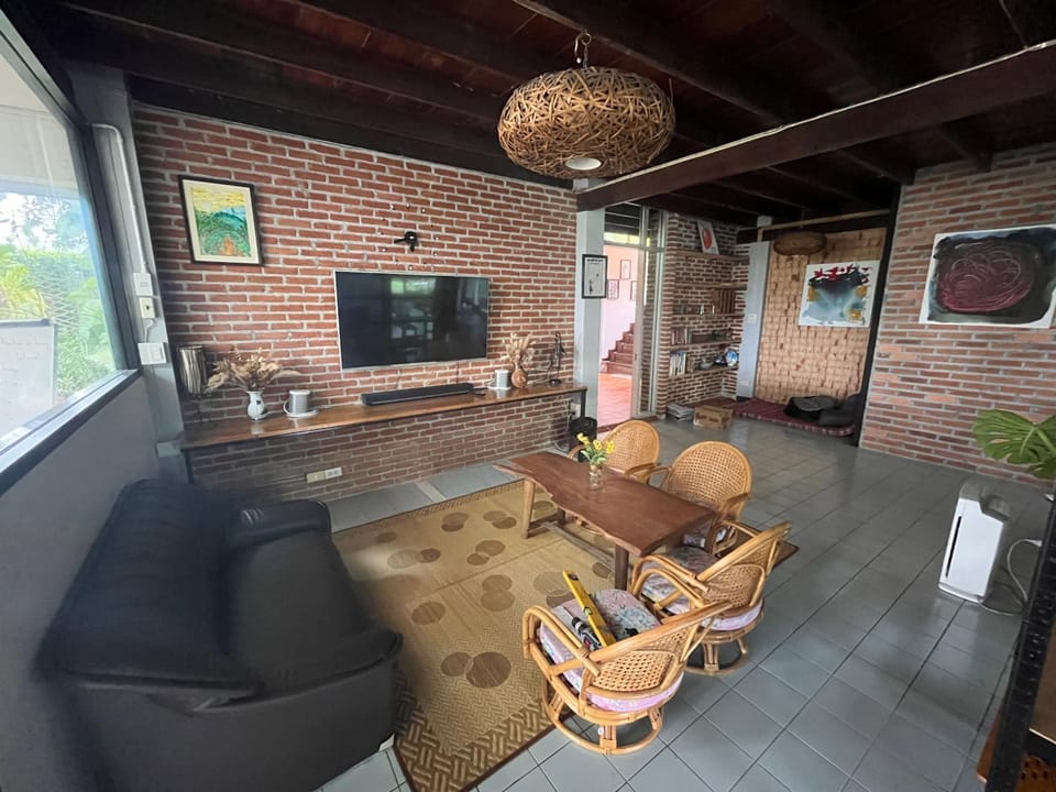 Communal lounge/ TV room, TV and multimedia, Living room, Seating area, Evening entertainment