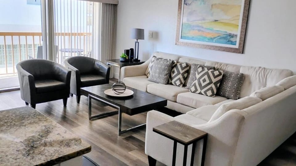 Beach getaway 4min walk to the beach, water views on every floor, boat dock, free parking House in Clearwater Beach