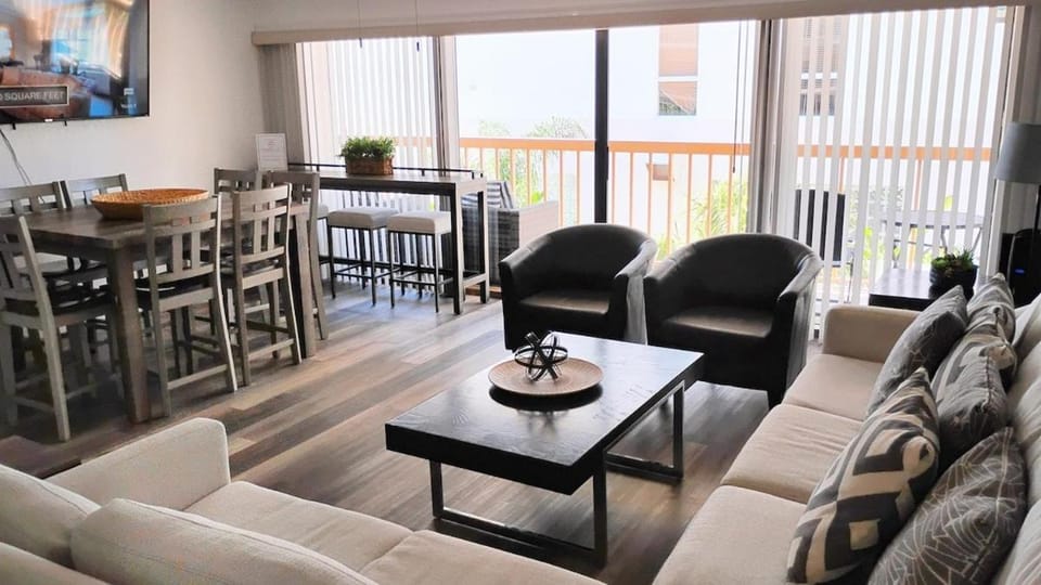 Beach getaway 4min walk to the beach, water views on every floor, boat dock, free parking House in Clearwater Beach