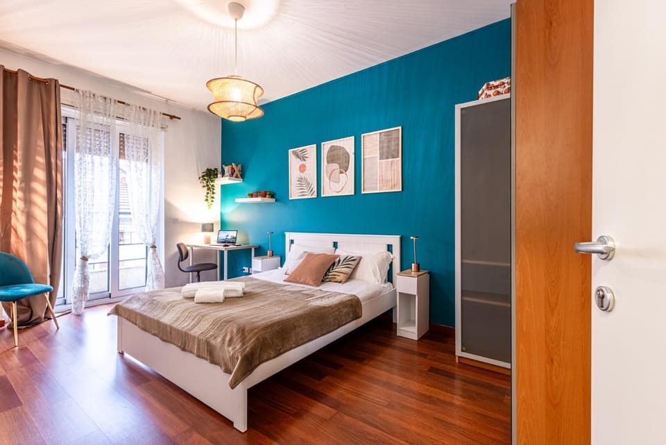 Bed, Photo of the whole room, Seating area, Bedroom