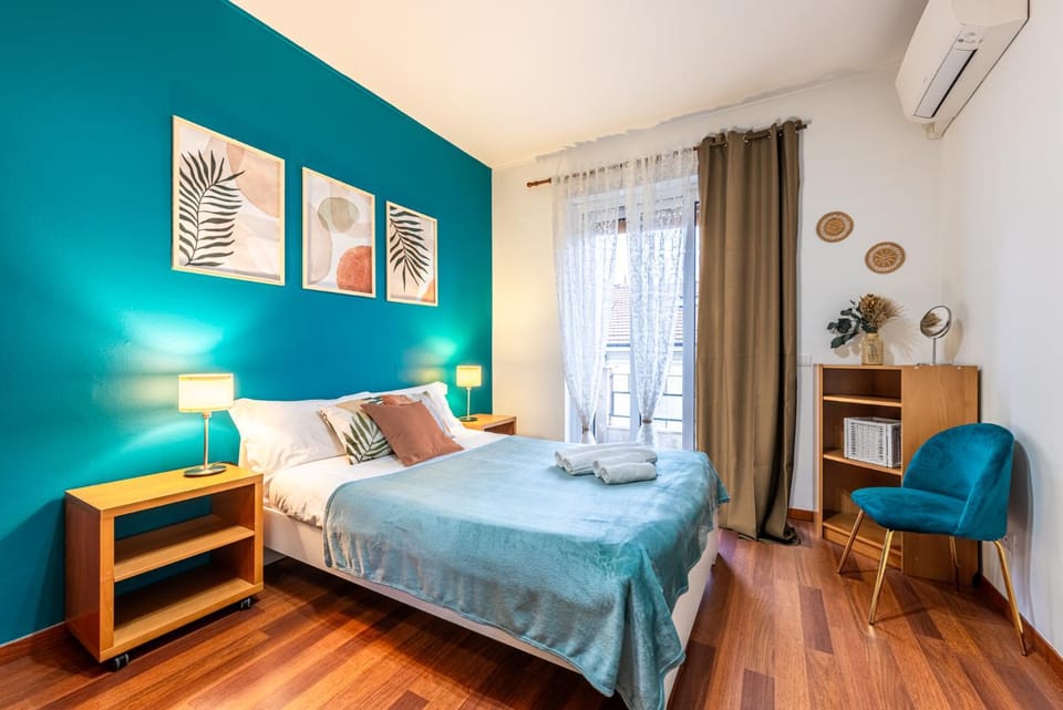 Bed, Living room, Photo of the whole room, Bedroom, air conditioner