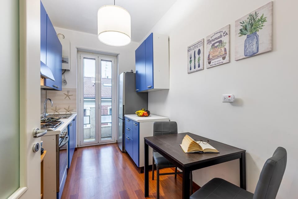 Kitchen or kitchenette, Dining area, oven, stove
