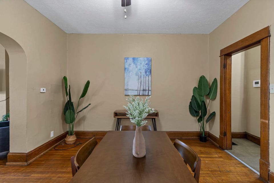 Your Central Columbus Retreat Awaits 5 BR 2 Bath House in Ohio