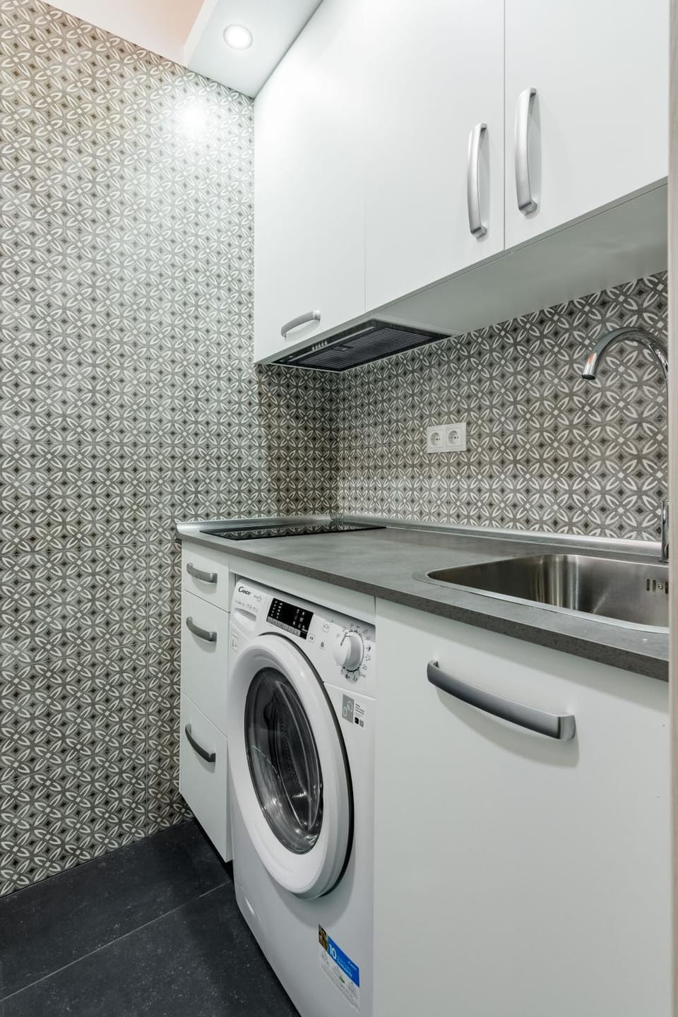 Kitchen or kitchenette, washing machine