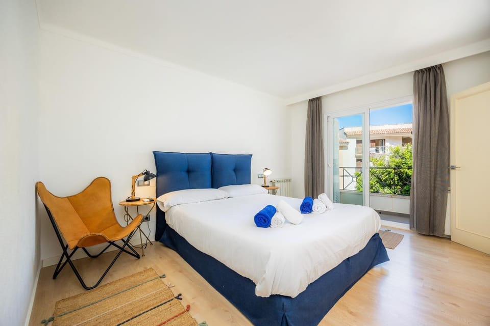 Property building, Living room, Bedroom