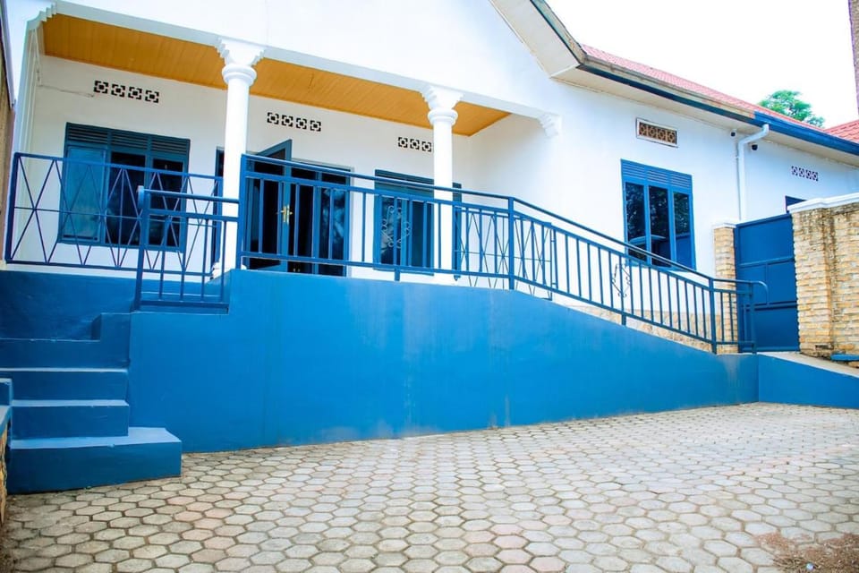 Comfortable bedroom with bathroom, in town Apartment in Africa