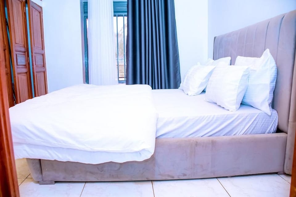 Comfortable bedroom with bathroom, in town Apartment in Africa