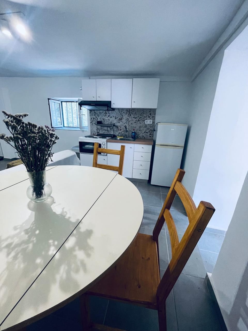 Kitchen or kitchenette, Dining area