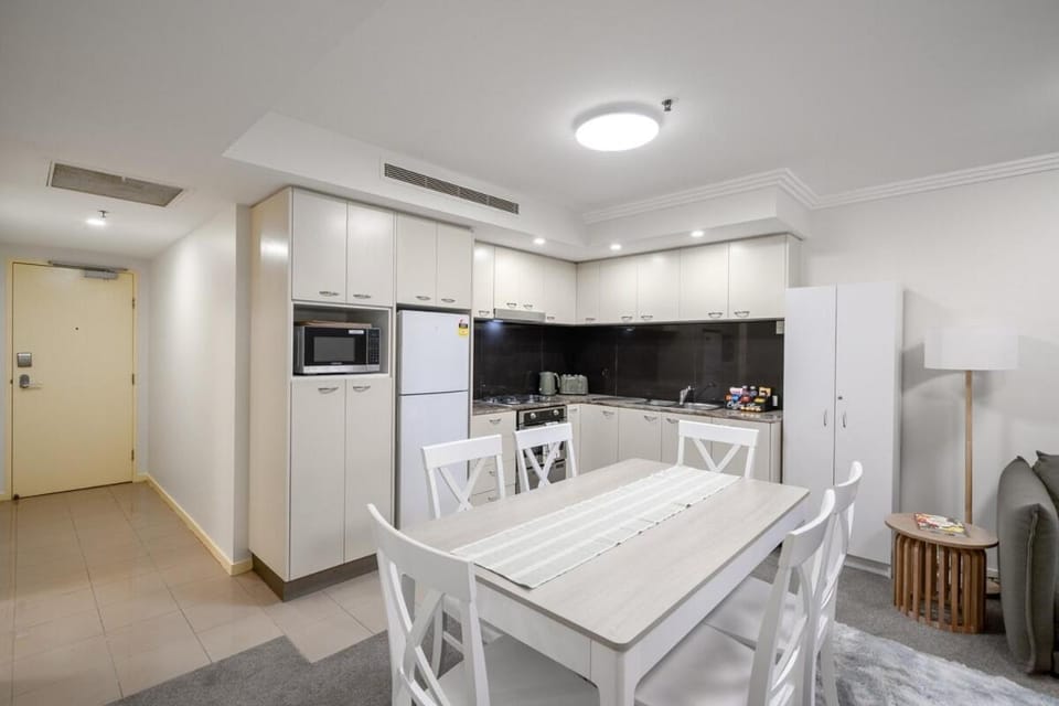 Kitchen or kitchenette, Dining area, oven, stove