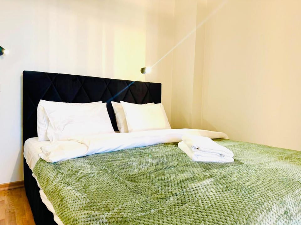 Bed, Bedroom, towels