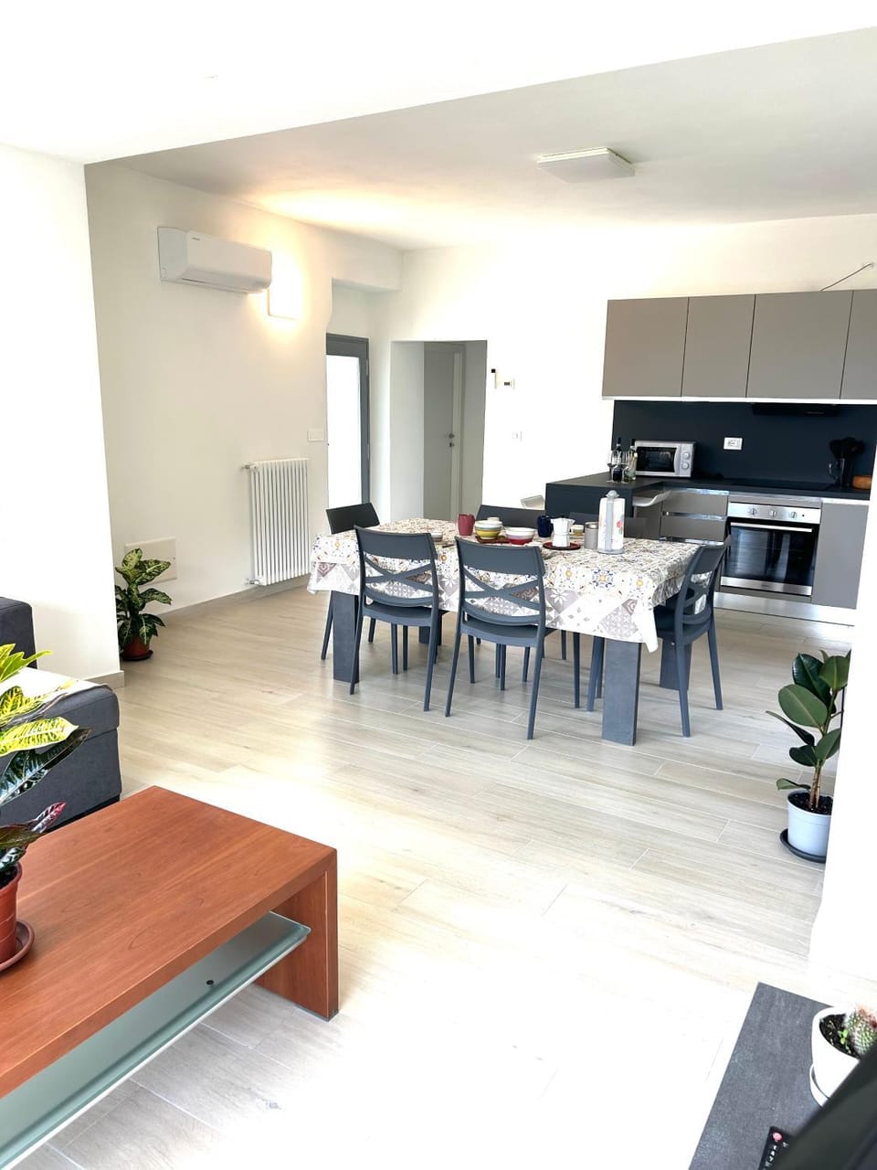 Day, Living room, Seating area, kitchen