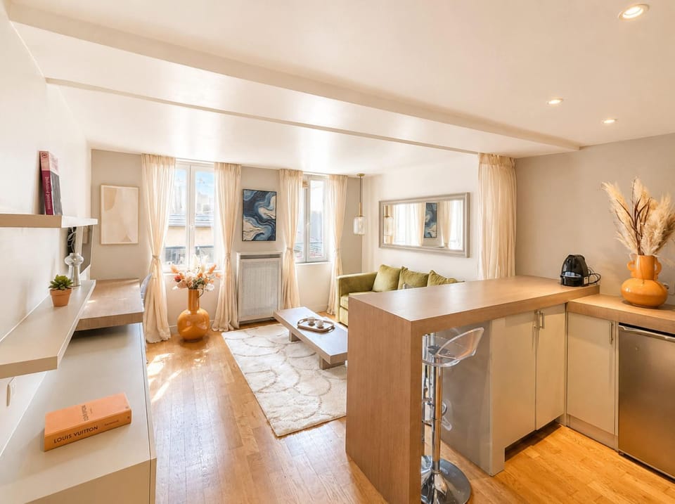 Kitchen or kitchenette, Living room, Seating area