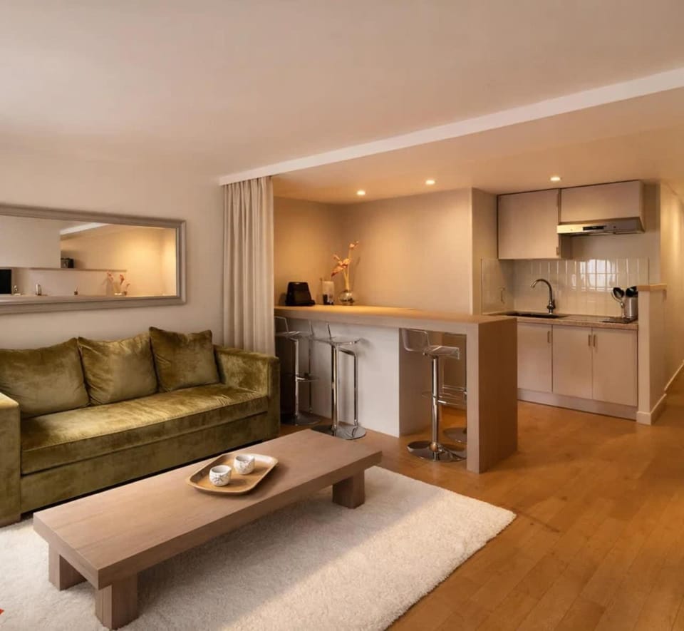 Coffee/tea facilities, Kitchen or kitchenette, Living room, Seating area, Dining area, stove, toaster