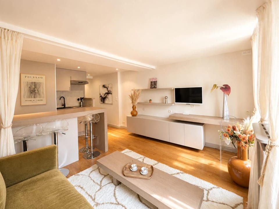 TV and multimedia, Coffee/tea facilities, Kitchen or kitchenette, Living room, Seating area, Dining area