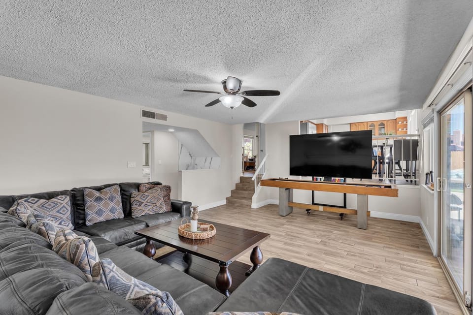 Game Room, Karaoke, TV and multimedia, Living room, Seating area, Evening entertainment, heating, air conditioner