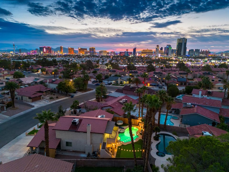 Property building, Night, Neighbourhood, Bird's eye view, View (from property/room), City view, Street view, Location, Sunrise