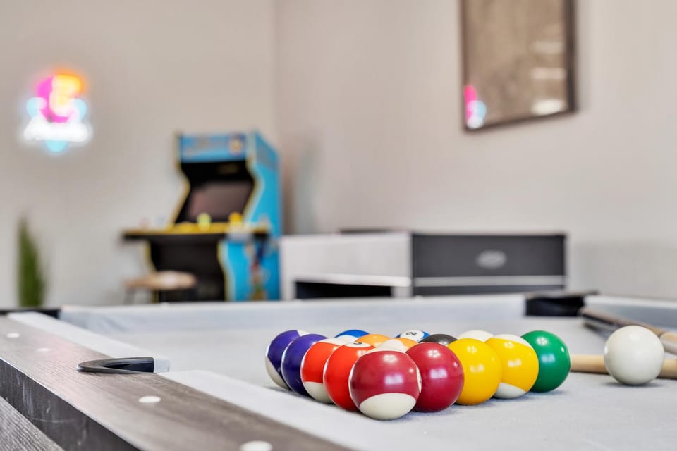 Billiard, Game Room, Dining area, heating, air conditioner