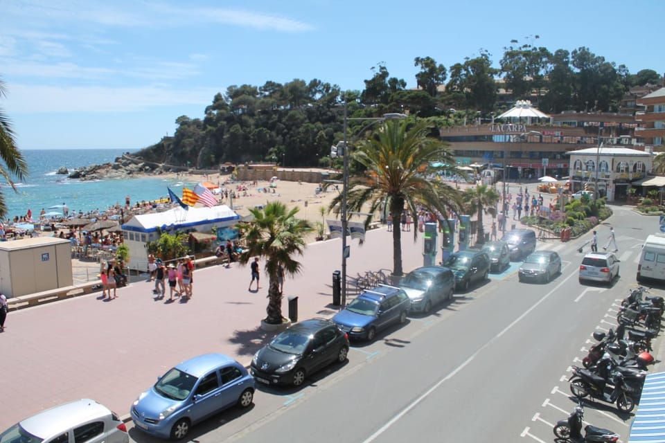 Nearby landmark, Off site, People, Neighbourhood, View (from property/room), Beach, Sea view, Street view