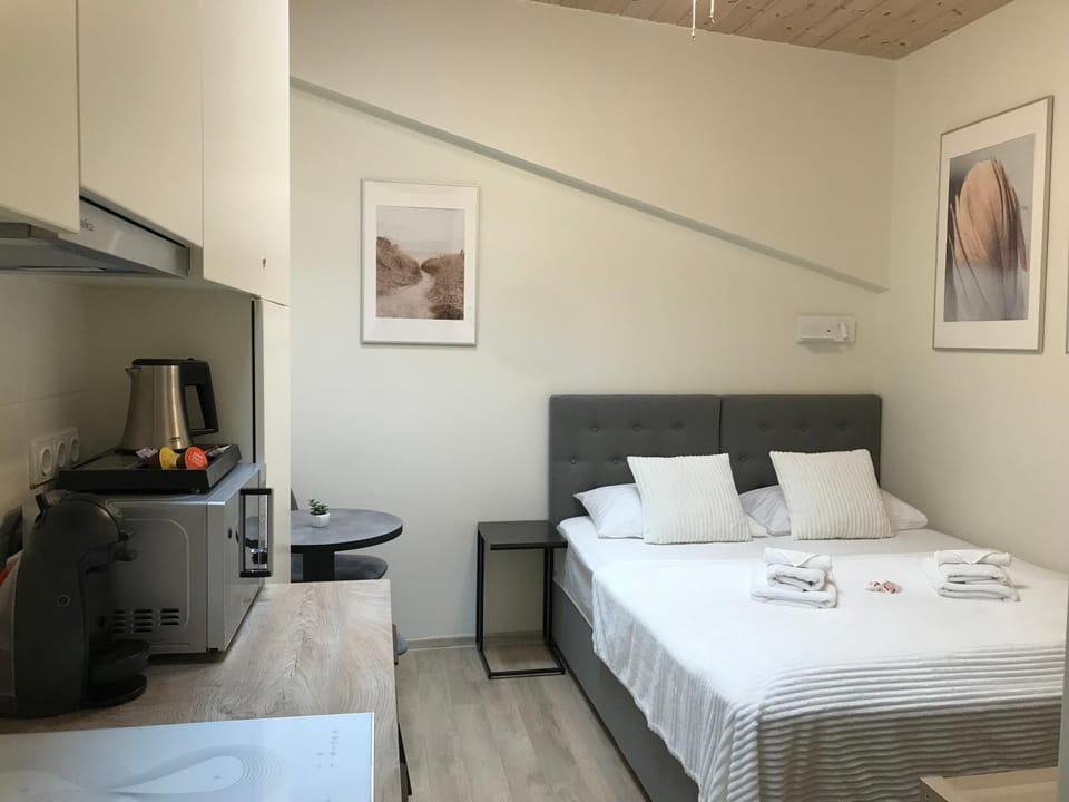 Communal lounge/ TV room, Bed, Kitchen or kitchenette, Bedroom