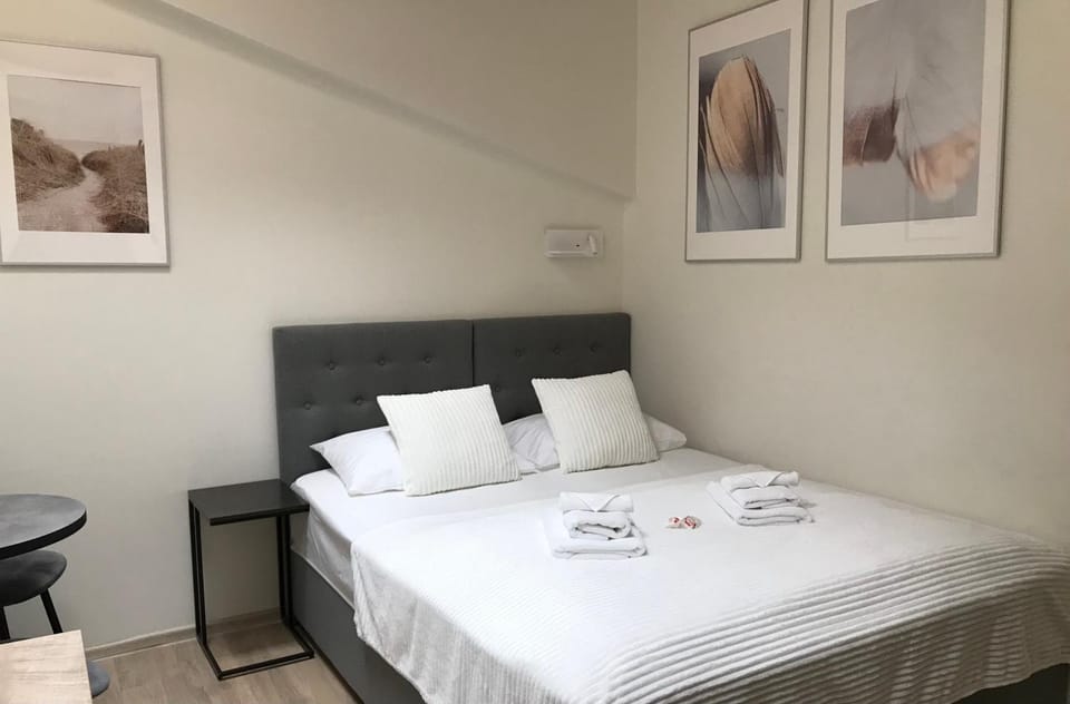 Communal lounge/ TV room, Bed, Bedroom