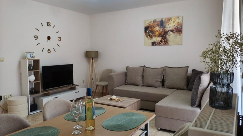 Communal lounge/ TV room, TV and multimedia, Living room, Seating area