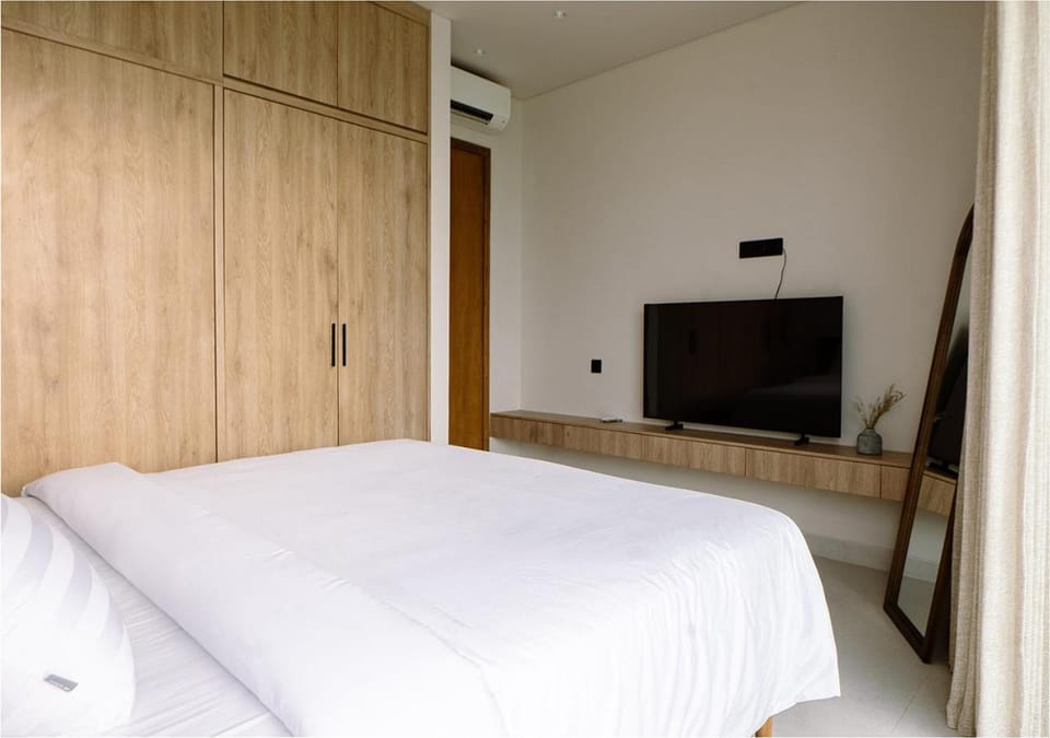 Bed, TV and multimedia, Bedroom, wardrobe