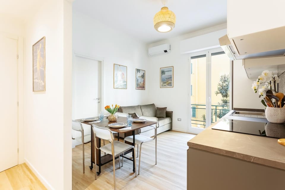 Kitchen or kitchenette, Living room, Seating area, Dining area, air conditioner