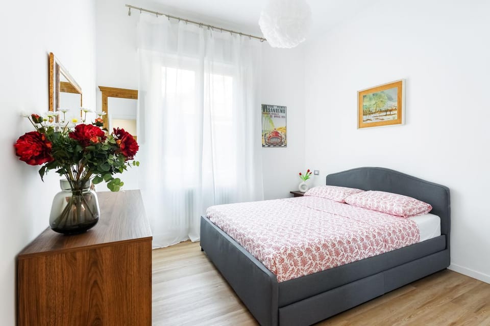 Photo of the whole room, Bedroom