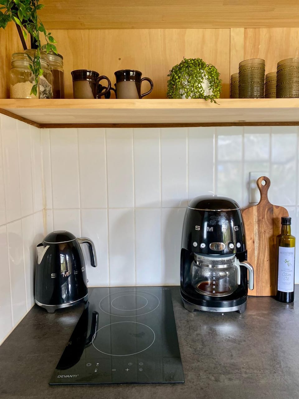 Coffee/tea facilities, Kitchen or kitchenette, stove, toaster